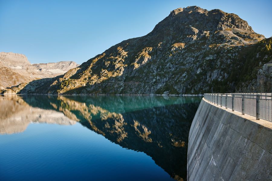 The emosson dam with the lake and a mountain in the background